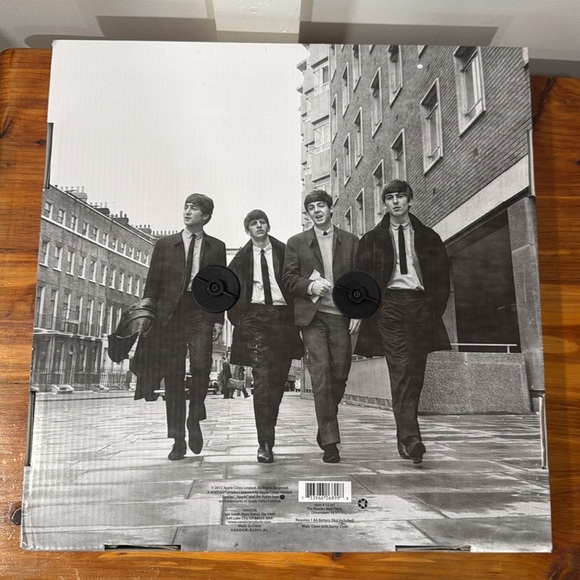 NEW The Beatles Black & White Wall Clock - Picture 3 of 3